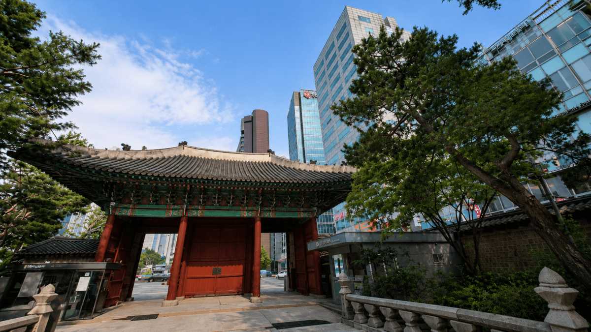 Daewoon meaning — Traditional Korean gate in Seoul — two timing layers K-Saju reads simultaneously