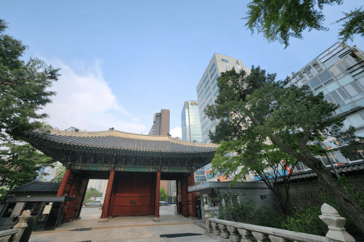Daewoon meaning — Traditional Korean gate in Seoul — two timing layers K-Saju reads simultaneously