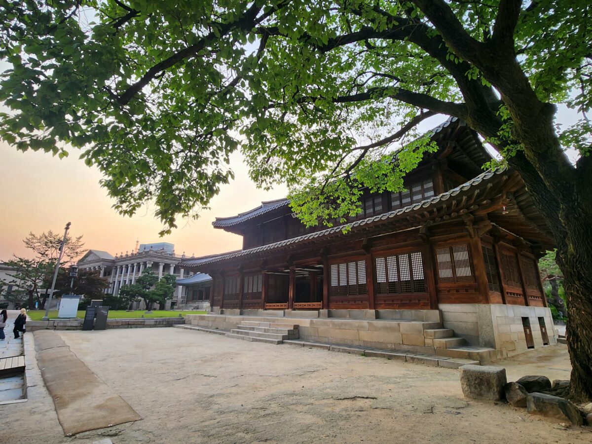 K-Saju yin yang attraction — Deoksugung Palace at sunset showing structural phase tension
