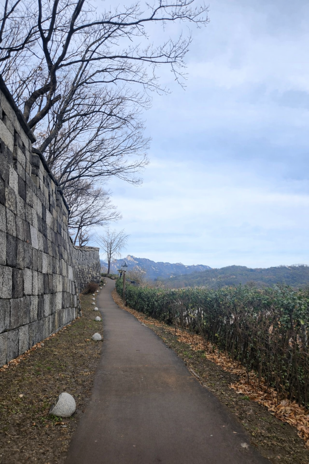 What is K-Saju — Hanyangdoseong fortress wall path in autumn, Seoul, photorealistic