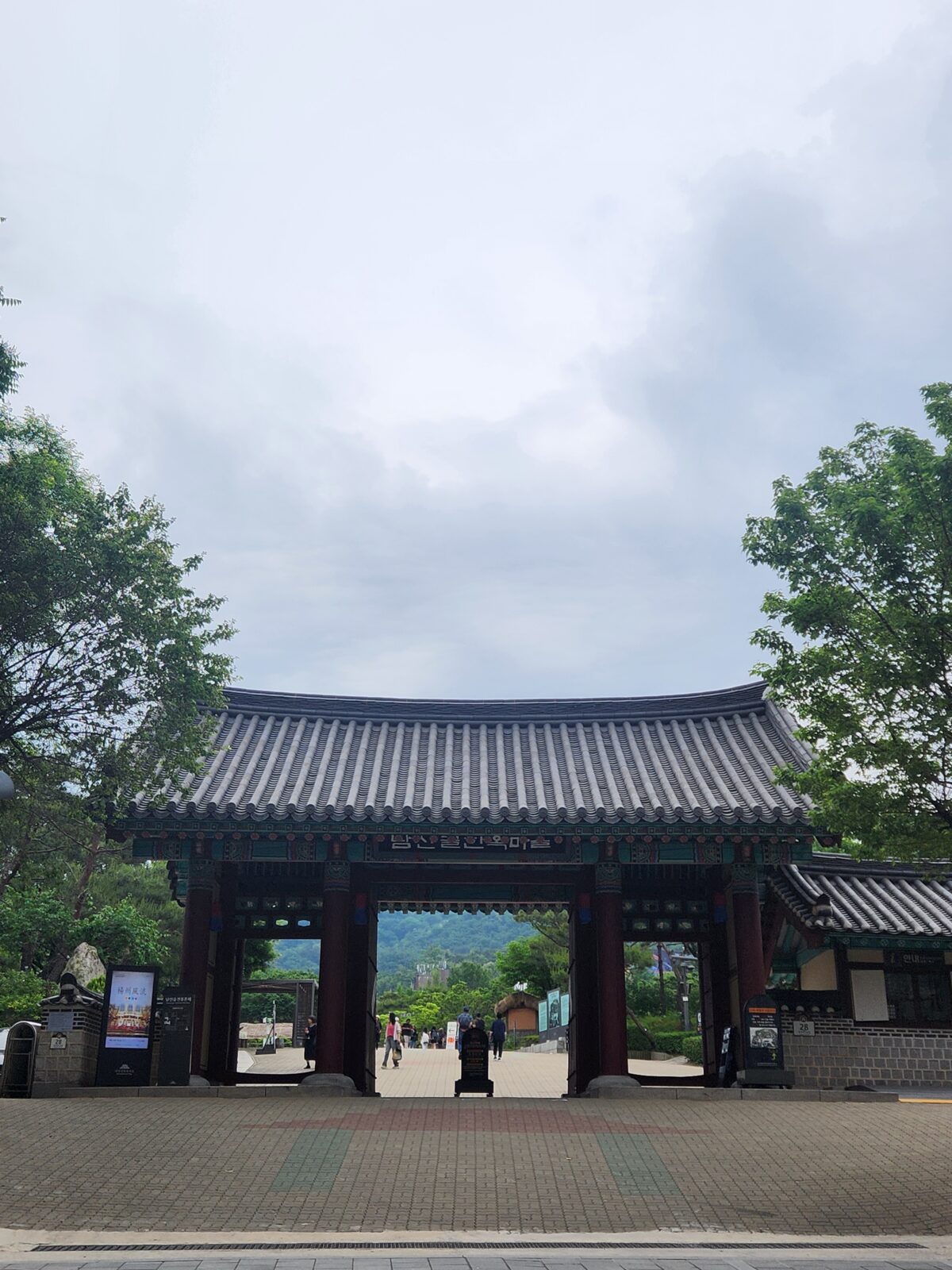 Hanok gate at Namsangol, Seoul — solar return timing and the open threshold of a new year