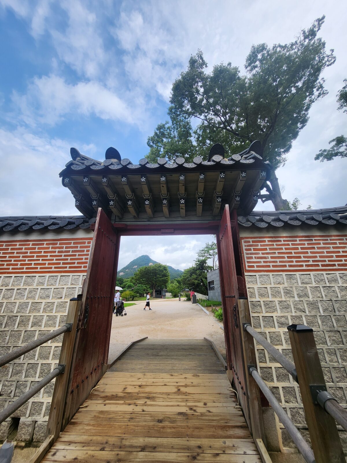 A closed palace gate at Gyeongbokgung — the moment before deciding whether to enter