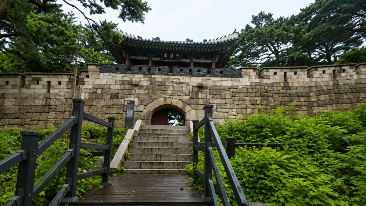 Five Phases K-Saju — Sukjeongmun gate on Hanyangdoseong fortress wall, stone steps leading through arch, Seoul