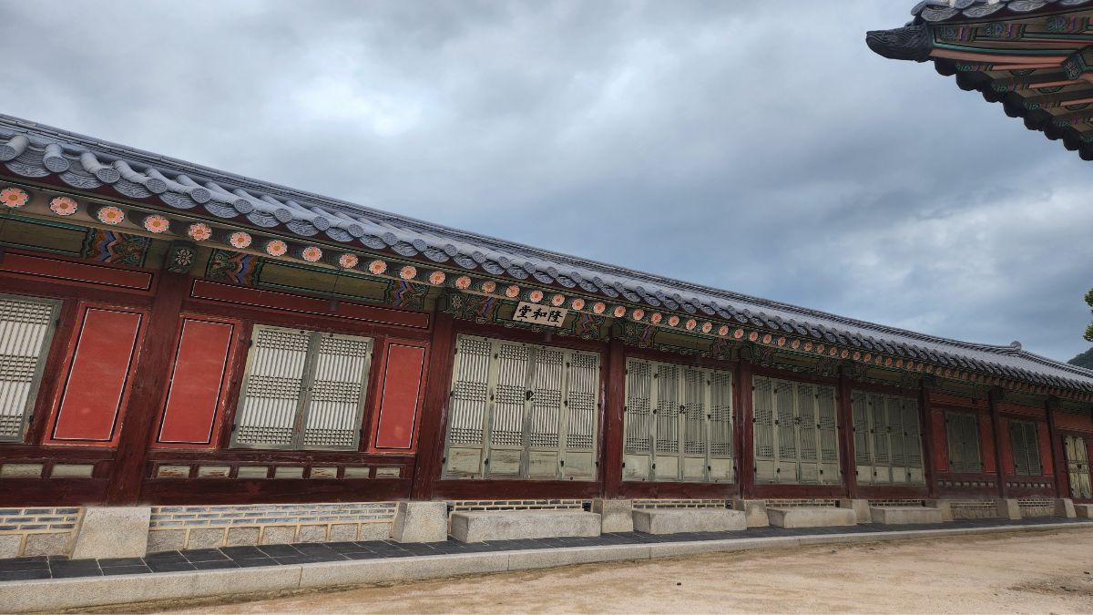 Wood element K-Saju — Yunghwadang hall at Gyeongbokgung Palace under a cloudy sky