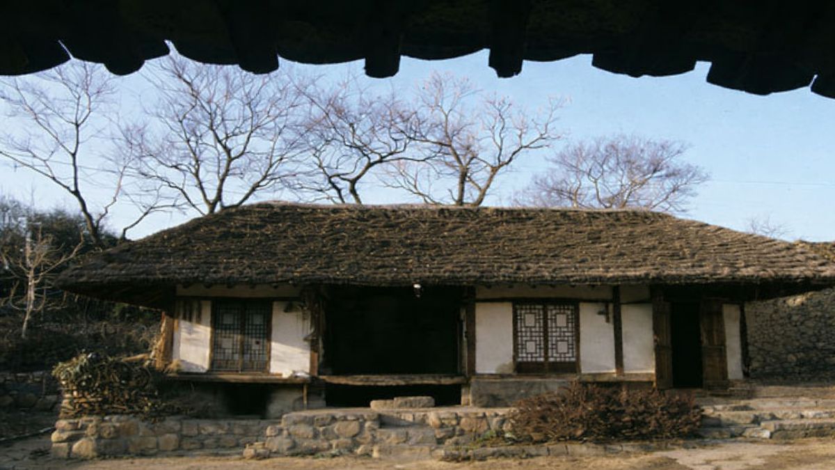 hanok ondol floor — traditional Korean commoner thatched roof house in winter
