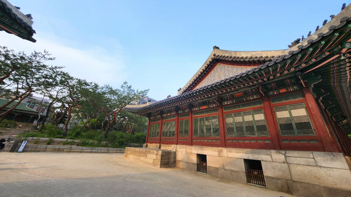 afternoon cycle meaning in astrology — Deoksugung palace hall resting in the angled light of late summer afternoon