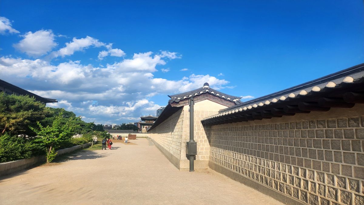 Korean fast food history — Gwanghwamun palace wall in Seoul