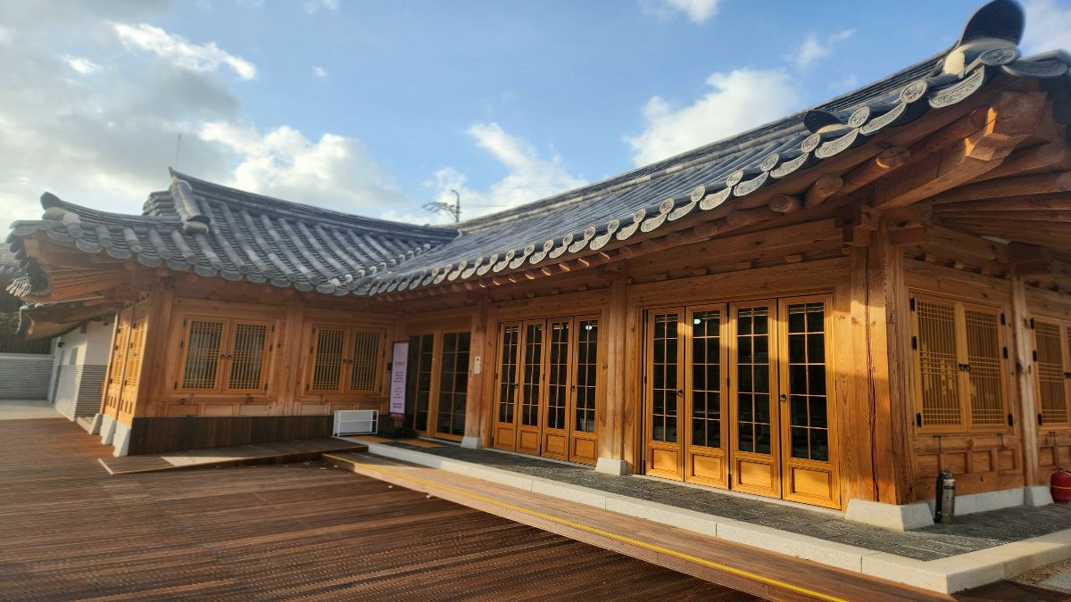 ondol Korean floor heating — traditional Korean hanok house exterior with tiled roof