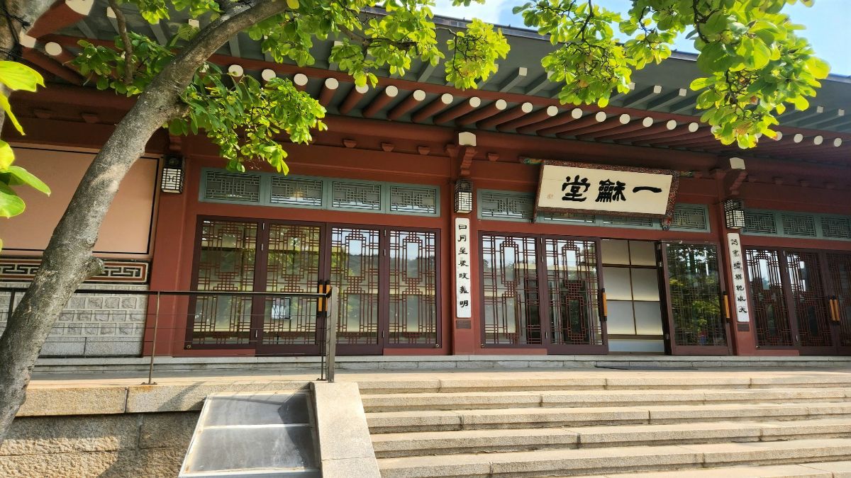 summer solstice meaning in astrology — Ilsodang hanok hall facade resting under bright summer light