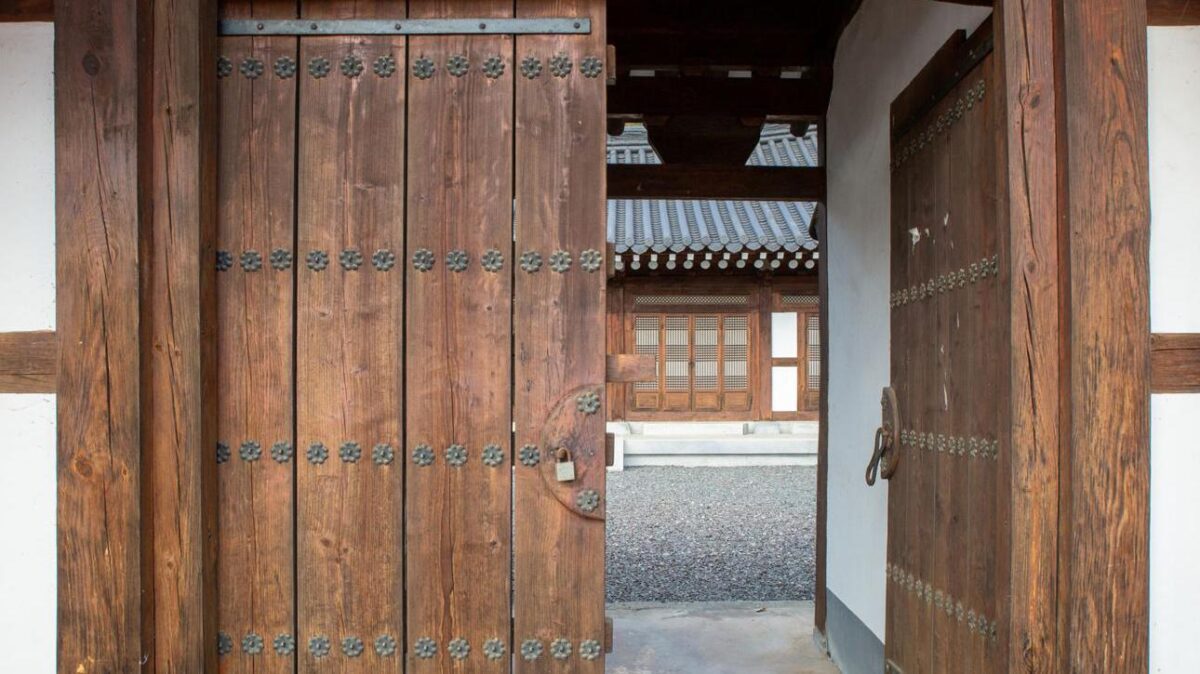 Open Korean gate symbolizing wrong major choice, reversibility of decision, possibility still open