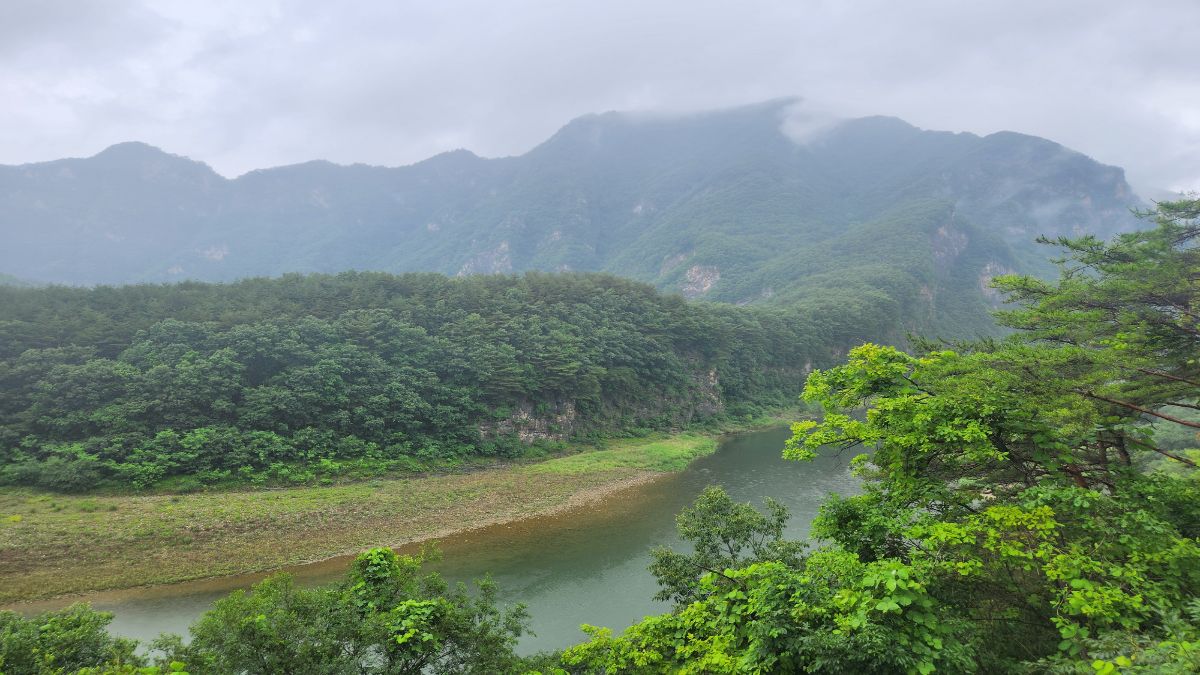 Korean mountain landscape and river, representing Hwarang makeup warriors and Korean cultural environment
