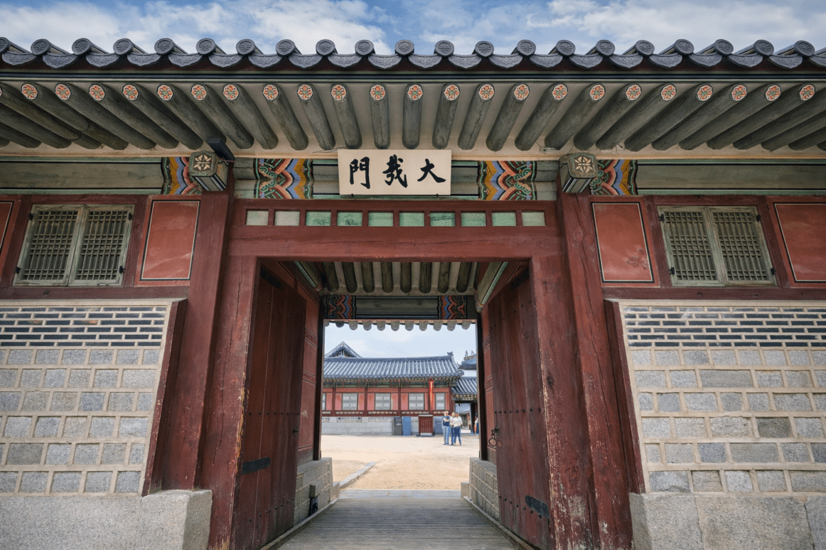letting go of work stress — open gate of Korean traditional palace courtyard