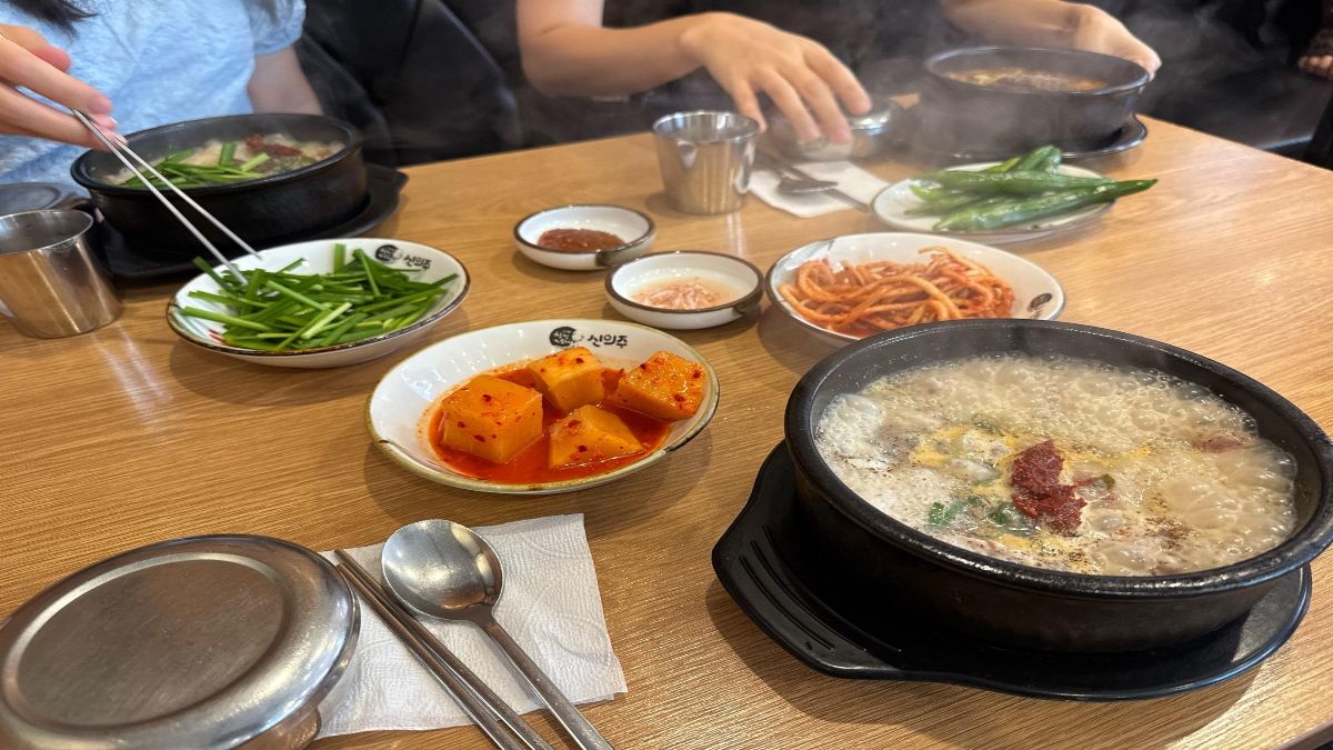 Korean bone broth seolleongtang in dolsot with banchan