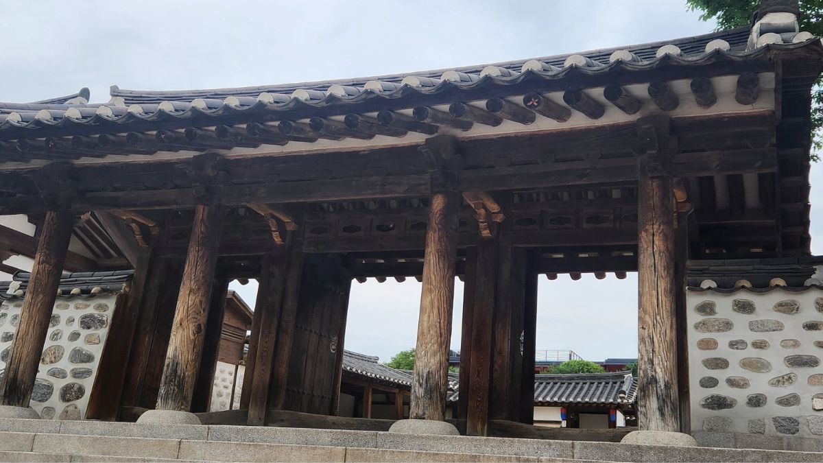 lonely after talking to parents — sotuldaemun gate empty quiet psychology