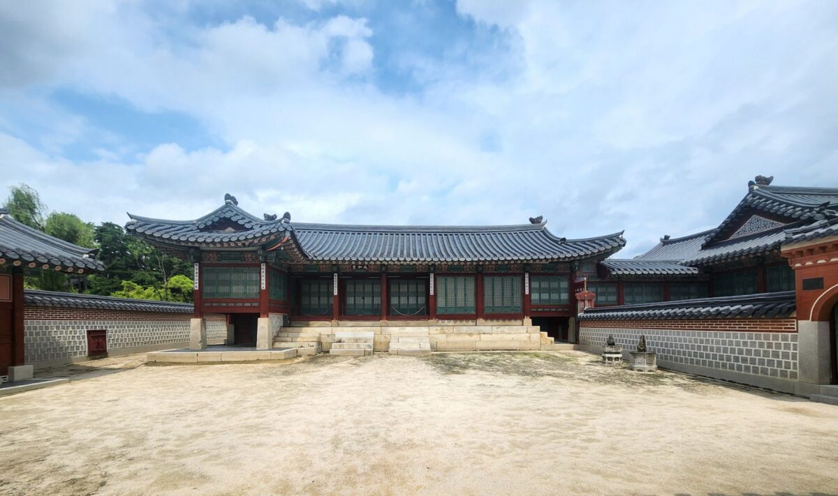 twelve earthly branches meaning — a symmetric Korean palace courtyard resting in daylight