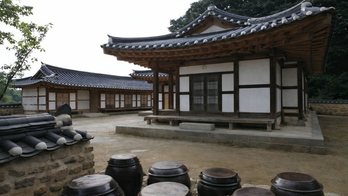 hanok ondol floor — traditional Korean yangban house courtyard with jangdokdae