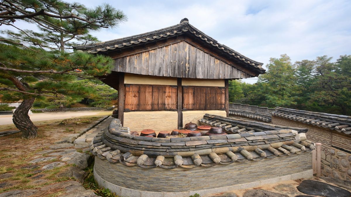 yin earth stem in K-Saju — traditional jangdokdae with earthen jars set in stone terrace beside pine tree