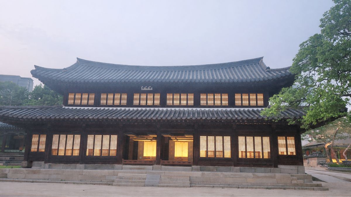 Traditional Korean hanok palace hall at dusk, representing the quiet depth of the yin water stem in K-Saju