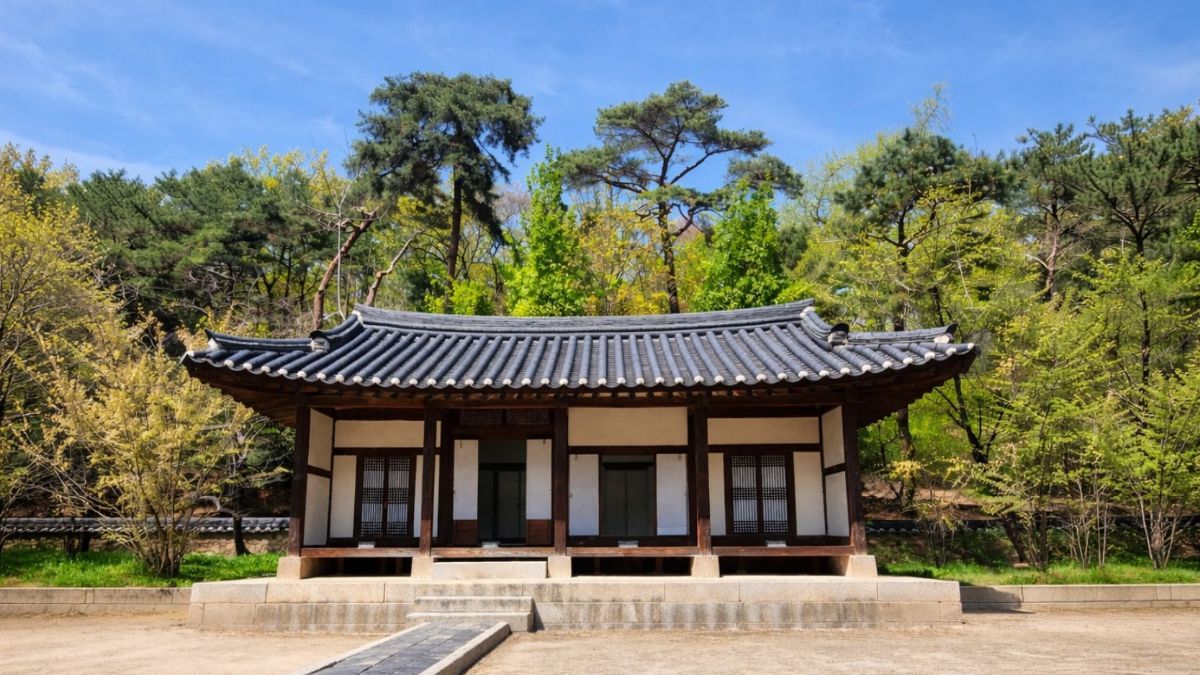 Traditional Korean hanok with curved tiled roof and wooden pillars in daylight, anchoring the midnight hour meaning in astrology.
