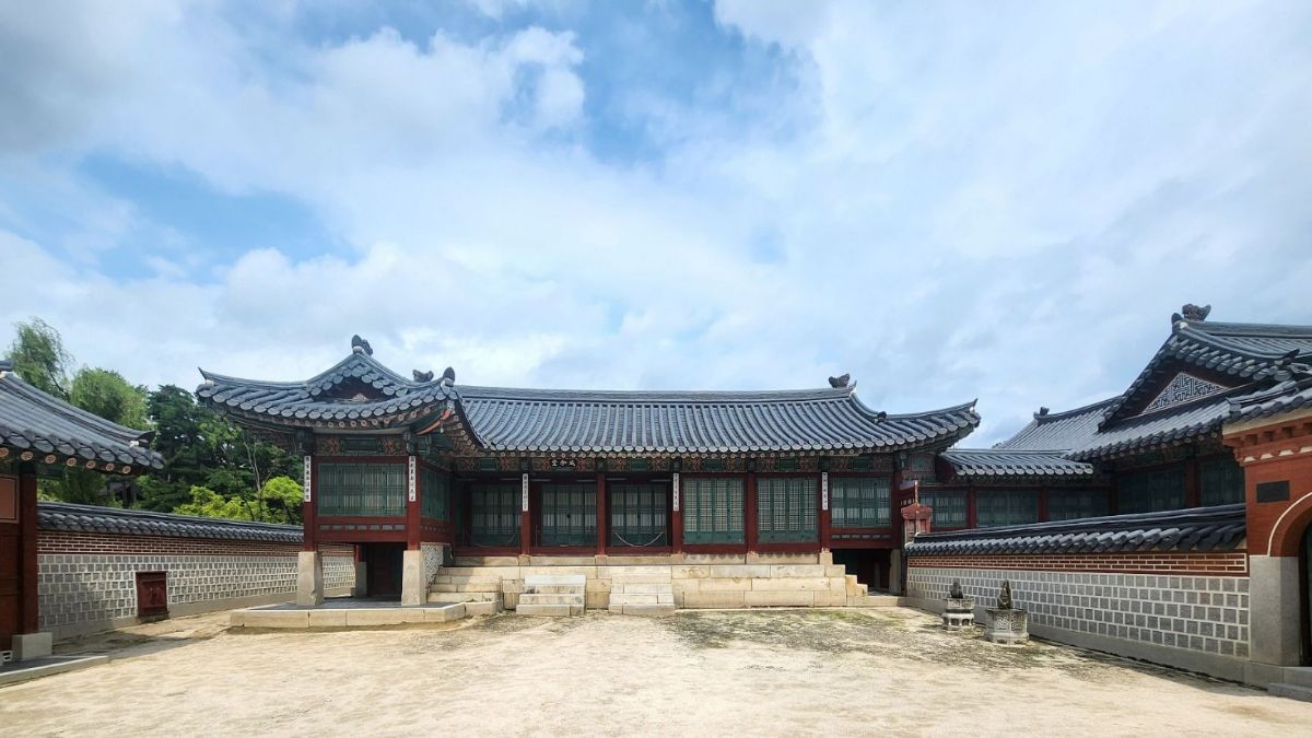 Traditional Korean palace hall with dark tiled roof and wooden pillars, illustrating the twelve earthly branches meaning in K-Saju.