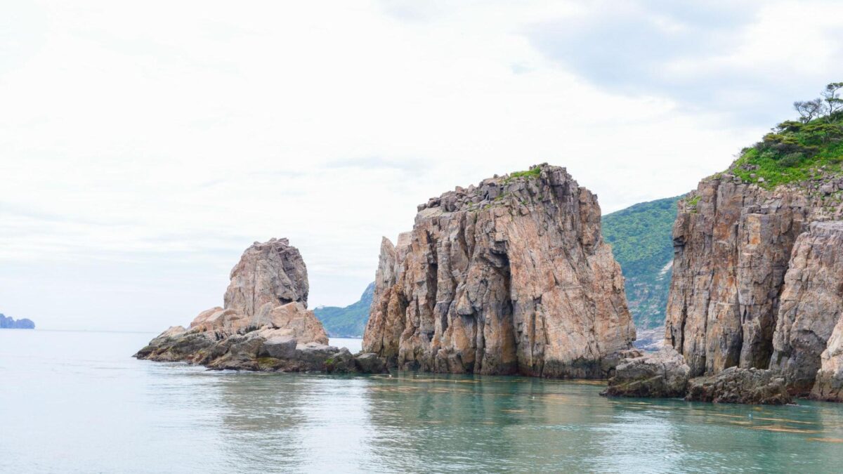 Rocky coastline and still water in Sinan, the birthplace that shaped Kim Whanki silence and the language of space.